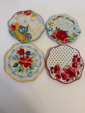 Pioneer Woman Set of Four mix matched appetizer plates. Floral patterns. 6 inch